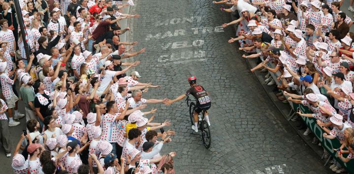 El ciclista francés Julian Alaphilippe, del equipo Tudor Pro Cycling Team, interactúa con el público mientras asciende por la Rue Lepic hasta la Butte de Montmartre durante la 21ª etapa de la 113ª edición del Tour de Francia, una carrera ciclista de 88,7 km con salida y llegada en París.