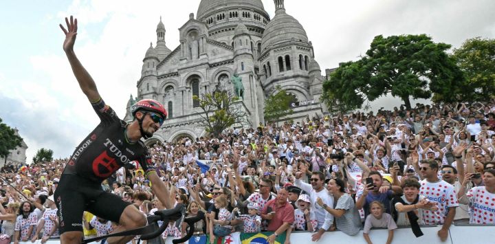 El ciclista francés Julian Alaphilippe, del equipo Tudor Pro Cycling Team, pasa en bicicleta junto a la basílica del Sacré-Cœur durante la 21ª etapa de la 113ª edición del Tour de Francia, una carrera ciclista de 88,7 km con salida y llegada en París.