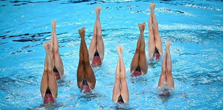 El equipo de Gran Bretaña compite en la final de natación artística por equipos durante el Campeonato Europeo de Natación LEN, en el Centro Acuático Olímpico de Saint-Denis, en las afueras del noreste de París.
