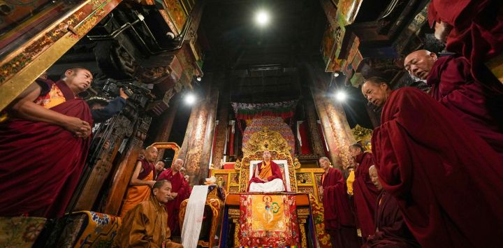 El Panchen Erdeni Chos-kyi rGyal-po lidera una ceremonia de canto de sutras, en el Templo Jokhang, en Lhasa, en la región autónoma de Xizang, en el suroeste de China. El Panchen Erdeni Chos-kyi rGyal-po visitó el Templo Jokhang, en su primera actividad budista de este año, en la región autónoma de Xizang, en el suroeste de Porcelana.
