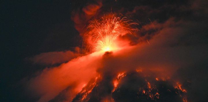 El volcán Fuego entró en erupción a 65 kilómetros al suroeste de la Ciudad de Guatemala. Las autoridades guatemaltecas declararon una alerta de "peligro", el segundo nivel más alto, debido a una potente erupción del volcán Fuego, y comenzaron a evacuar las poblaciones cercanas.