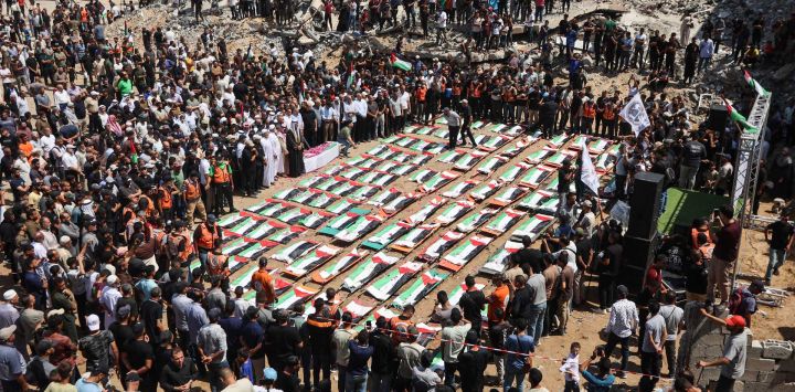 En la ciudad de Gaza, dolientes palestinos asistieron al funeral de miembros de las familias Abu Sharia y al-Hasayna, cuyos restos fueron recuperados recientemente de entre los escombros de edificios residenciales en el barrio de al-Sabra, bombardeados por Israel en noviembre de 2023.