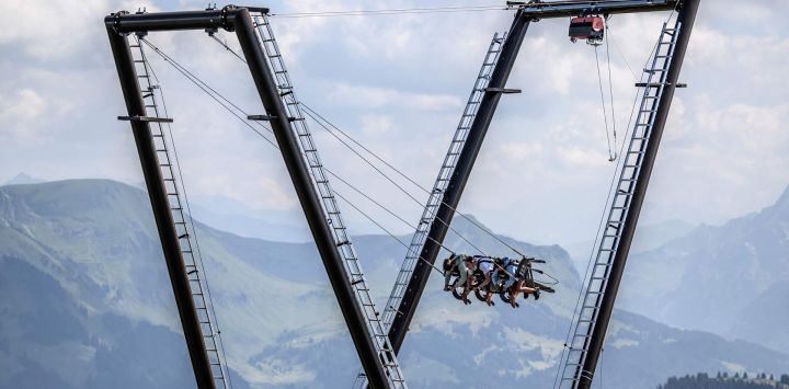 Esta fotografía muestra a turistas disfrutando del nuevo BalancAIR, un columpio gigante en la cima del pico Grand Chamossaire, sobre Villars-sur-Ollon, en el oeste de Suiza. El columpio del Grand Chamossaire es la última iniciativa de las estaciones alpinas para atraer visitantes en verano y rentabilizar sus remontes, dado que las nevadas son cada vez más irregulares debido al cambio climático.