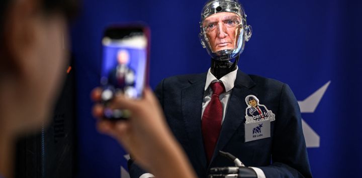 Esta fotografía muestra el rostro del presidente estadounidense Donald Trump proyectado en Robert the Robot, un humanoide conversacional avanzado desarrollado por la empresa tecnológica RB Labs, con sede en Ginebra, durante la Cumbre Mundial de IA para el Bien Común, un evento emblemático de las Naciones Unidas destinado a definir el futuro de la inteligencia artificial, celebrada en Ginebra.