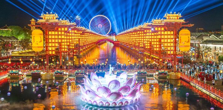 Imagen de turistas visitando el área escénica de la Antigua Calle Hetou, en el distrito de Fengnan de la ciudad de Tangshan, en la provincia de Hebei, en el norte de China. Diversas presentaciones incluyendo espectáculos de luces y fuegos artificiales con hierro fundido son exhibidas aquí este verano, dando un impulso al consumo turístico local.