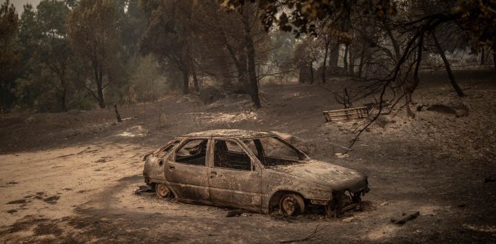 Imagen de un vehículo quemado después de un incendio forestal, en el Valle del Tiétar, en la provincia de Ávila, España.