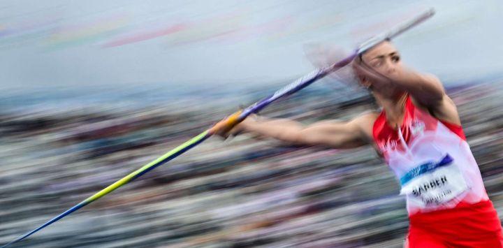 La inglesa Ellen Barber compite en el lanzamiento de jabalina del heptatlón femenino durante la prueba de atletismo en el estadio Scotstoun de Glasgow, en el sexto día de los Juegos de la Commonwealth en Glasgow, Escocia.