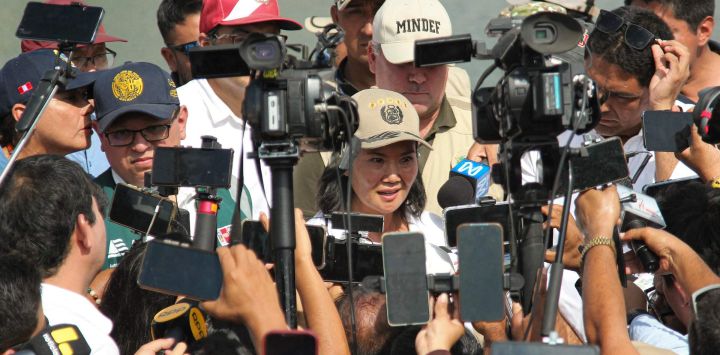 La presidenta de Perú, Keiko Fujimori, habla con la prensa durante una inspección de las labores de limpieza y desazolve del río Piura, en el departamento de Piura, Perú. La presidenta Fujimori visitó el norte del país ese mismo día, donde se instalarán refugios y se reforzará la infraestructura de escuelas y hospitales como parte de las medidas preventivas ante el fenómeno meteorológico de El Niño, que continúa intensificándose en el Pacífico.