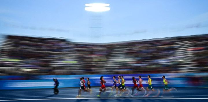 Los atletas compiten en la final de la milla masculina durante el evento de atletismo en el Estadio Scotstoun de Glasgow, en el noveno día de los Juegos de la Commonwealth en Glasgow, Escocia.