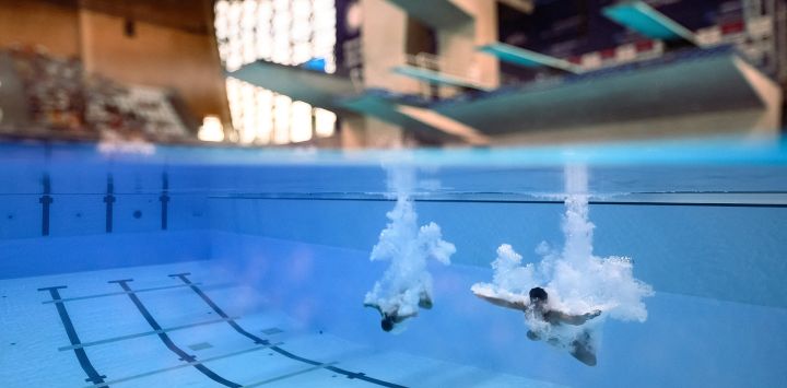Los clavadistas italianos Matteo Santoro y Chiara Pellacani compiten en la final de saltos sincronizados mixtos de 3 metros durante el Campeonato Europeo de Natación LEN, en el Centro Acuático Olímpico de Saint-Denis, en las afueras del noreste de París.