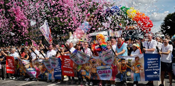 Los participantes lanzan confeti al aire para dar inicio a la manifestación del Día de Christopher Street (CSD) contra la discriminación de las minorías sexuales, en el marco del Orgullo de Hamburgo 2026, en Hamburgo, al norte de Alemania.