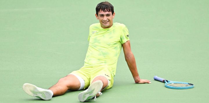 Mariano Navone, de Argentina, permanece sentado en la cancha mientras el juego se suspende debido a la lluvia contra Mateo Berrettini, de Italia, durante su partido de primera ronda individual en el segundo día del ATP 1000 National Bank Open presentado por Rogers en el Stade IGA en Montreal, Quebec, Canadá.