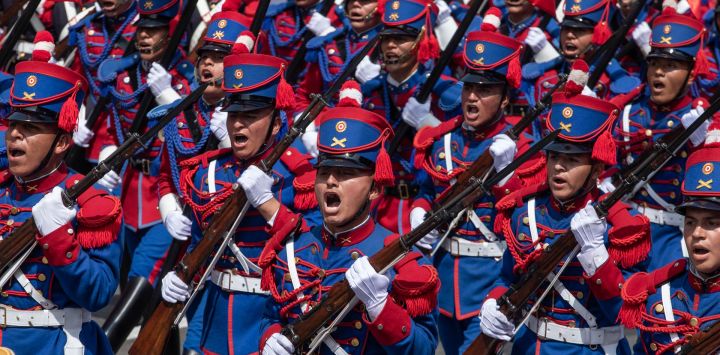 Miembros del Ejército peruano marchan durante la Gran Parada y Desfile Cívico-Militar por el 205° aniversario de la independencia, en Lima, Perú.