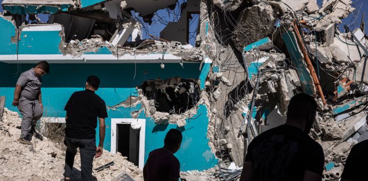 Palestinos se congregan frente a un edificio que albergaba tiendas y apartamentos, demolido por las fuerzas israelíes alegando falta de permiso de construcción, en Anzah, al sur de la ciudad palestina de Jenin, en el norte de Cisjordania, territorio ocupado por Israel.