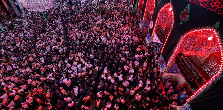 Peregrinos musulmanes chiítas asisten a una ceremonia de duelo en el santuario del Imam Hussein en Karbala, ciudad santa central de Irak, durante la peregrinación de Arbaeen, que conmemora 40 días de luto tras el asesinato del Imam Hussein, nieto del profeta Mahoma, en la batalla de Karbala del siglo VII. Arbaeen, la mayor concentración pública anual del mundo, marca uno de los eventos más importantes del calendario musulmán chiíta, durante el cual peregrinos de Irak e Irán acuden en masa a visitar los santuarios sagrados.