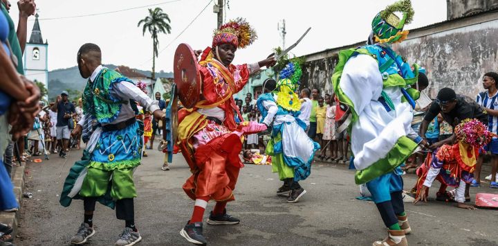 Personajes moros y cristianos participan en el Auto de Floripes (o Festa de São Lourenço) enfrentándose en una representación teatral en Santo Antonio, en la isla de Príncipe, Santo Tomé y Príncipe. El Auto de Floripes reúne a toda la isla para disfrutar de vibrantes representaciones medievales al aire libre que recrean batallas legendarias entre los Doce Pares de Francia y los moros. Introducido en las islas por los portugueses durante la época colonial, el festival tiene su origen en relatos medievales europeos centrados en el emperador Carlomagno y sus caballeros, quienes rescatan a la princesa Floripes del almirante moro Balão.