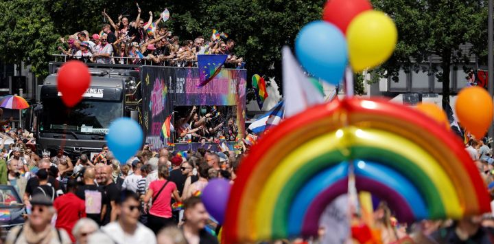 Se observa a personas marchando o celebrando en camiones o carrozas durante la manifestación del Día de Christopher Street (CSD) contra la discriminación de las minorías sexuales, en el marco del Orgullo de Hamburgo 2026, a lo largo de Steindamm, en Hamburgo, al norte de Alemania.