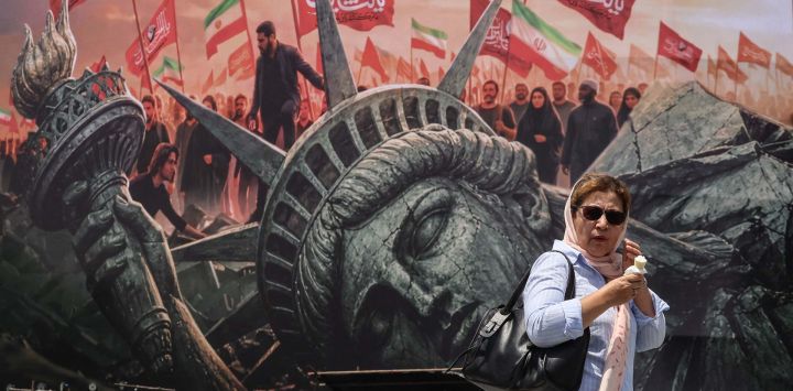 Una mujer iraní pasa junto a una valla publicitaria antiestadounidense en la plaza Enghelab, en el centro de Teherán. Irán negó que se estuvieran llevando a cabo negociaciones con Estados Unidos después de que el presidente estadounidense anunciara el inicio de nuevas conversaciones en un intento por poner fin a la guerra, que ya lleva seis meses. Washington y Teherán están en guerra desde el 28 de febrero, cuando Estados Unidos e Israel lanzaron ataques sorpresa contra Irán, aunque meses de diplomacia intermitente han propiciado periodos de relativa calma.