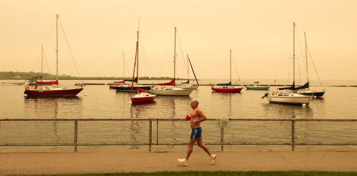 Una persona corre por la orilla del río en Toronto mientras los incendios forestales en el norte de Ontario provocan una mala calidad del aire en la ciudad, en Toronto, Ontario, Canadá.