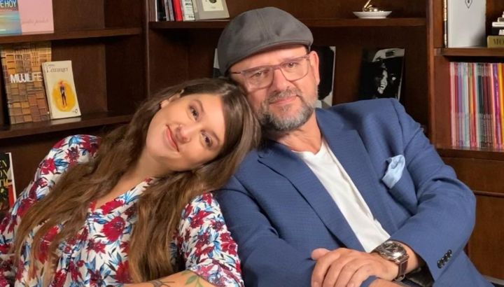 Así es Lola, la hija de Christophe Krywonis que se define como artista nómade y alquila su casa por día