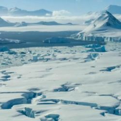 Entre los factores que explican este fenómeno se destacan la ausencia de luz solar durante esta época del año, el aire extremadamente seco, la escasa humedad y la falta de nubosidad.