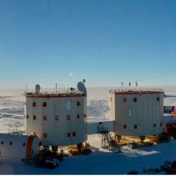 Concordia se asienta sobre la meseta antártica oriental a más de 3.200 metros sobre el nivel del mar.