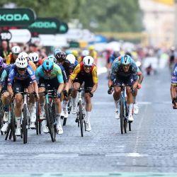 El ciclista neerlandés Mathieu van der Poel (derecha), del equipo Premier Tech, llega a la meta en la 21.ª etapa de la 113.ª edición del Tour de Francia, una carrera ciclista de 130 km entre Thoiry y París, en el norte de Francia. | Foto:ANNE-CHRISTINE POUJOULAT / AFP