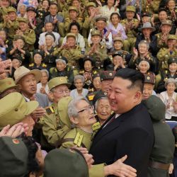 Esta fotografía, tomada y difundida por la Agencia Central de Noticias de Corea del Norte (KCNA) a través de KNS, muestra al líder norcoreano Kim Jong Un siendo recibido por veteranos de la Guerra de Corea y personas reconocidas por sus servicios meritorios durante la guerra, mientras asiste a las celebraciones del 73.º aniversario del armisticio de la Guerra de Corea en Pyongyang. | Foto:KCNA / AFP