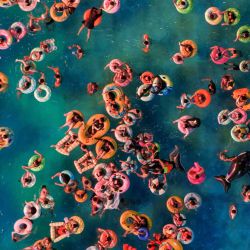 Esta fotografía aérea muestra a personas refrescándose en un parque acuático en medio del calor en Nanjing, en la provincia de Jiangsu, al este de China. | Foto:CN-STR / AFP
