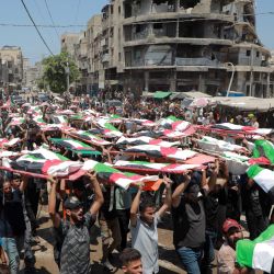 Imagen de palestinos asistiendo al funeral masivo de 112 víctimas, en la Ciudad de Gaza. El funeral se produjo después de que los restos de las víctimas fueron recuperados recientemente debajo de los escombros de las viviendas destruidas en un ataque aéreo israelí en noviembre de 2023. | Foto:Xinhua/Rizek Abdeljawad
