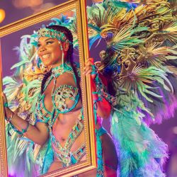 Imagen de una competidora disfrazada realizando una presentación durante el Escaparate del Rey y la Reina del Carnaval Caribeño de Toronto 2026, en Toronto, Canadá. Más de 30 participantes, ataviados con elaborados disfraces, compitieron en este evento anual por los títulos de Rey y Reina del Carnaval. | Foto:Xinhua/Zou Zheng