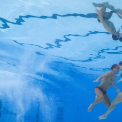 Los nadadores españoles de estilo libre Dennis González Boneu e Iris Tío Casas compiten en la final de natación artística por parejas mixtas durante el Campeonato Europeo de Natación LEN, en el Centro Acuático Olímpico de Saint-Denis, en las afueras del noreste de París. | Foto:Sébastien Bozon / AFP