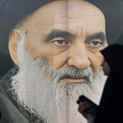 Peregrinos iraníes pasan junto a un retrato gigante del ayatolá Ali al-Sistani, la máxima autoridad religiosa chiíta, mientras se dirigen a participar en la peregrinación de Arbaeen tras cruzar la frontera entre Irak e Irán en Zurbatiyah, al sur de Bagdad. | Foto:AHMAD AL-RUBAYE / AFP