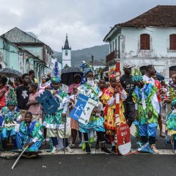 Personajes moros y cristianos participan en el Auto de Floripes (o Festa de São Lourenço) enfrentándose en una representación teatral en Santo Antonio, en la isla de Príncipe, Santo Tomé y Príncipe. El Auto de Floripes reúne a toda la isla para disfrutar de vibrantes representaciones medievales al aire libre que recrean batallas legendarias entre los Doce Pares de Francia y los moros. Introducido en las islas por los portugueses durante la época colonial, el festival tiene su origen en relatos medievales europeos centrados en el emperador Carlomagno y sus caballeros, quienes rescatan a la princesa Floripes del almirante moro Balão. | Foto:DANIEL BELOUMOU OLOMO / AFP