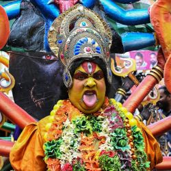 Una devota vestida como la diosa hindú Kali participa en una procesión durante el festival de Bonalu en el templo Sri Ujjaini Mahakali en Secunderabad, India. | Foto:NOAH SEELAM / AFP