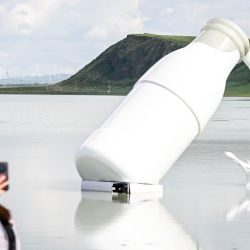 Una turista se toma una fotografía en el lago Baiyin Chagan o "Lago de Leche", en la liga de Xilin Gol, en la región autónoma de Mongolia Interior, en el norte de China. El lago es apodado "Lago de Leche" porque pequeñas partículas minerales flotan en el agua, volviéndola de un color blanco cremoso como la leche. | Foto:Xinhua/Lian Zhen