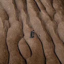 Vista aérea tomada con un dron del lecho expuesto del río Danubio, en Dunaszentbenedek, Hungría. Hungría está entrando en sus "cinco días más críticos", ya que el descenso del nivel del agua en el río Danubio amenaza con el cierre total de la central nuclear de Paks en medio de una ola de calor extrema, dijo el primer ministro húngaro, Peter Magyar, advirtiendo que la planta podría permanecer cerrada durante más de un mes. | Foto:Xinhua/David Balogh