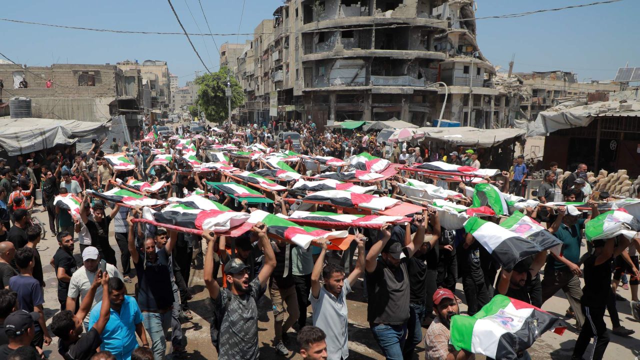 Imagen de palestinos asistiendo al funeral masivo de 112 víctimas, en la Ciudad de Gaza. El funeral se produjo después de que los restos de las víctimas fueron recuperados recientemente debajo de los escombros de las viviendas destruidas en un ataque aéreo israelí en noviembre de 2023. | Foto:Xinhua/Rizek Abdeljawad