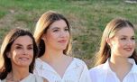 Elegancia clásica y efecto acuarela: los looks de Letizia Ortiz y sus hijas, Leonor y Sofía, en Mallorca
