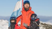 Germán Martitegui junto a sus dos hijos en Cerro Castor