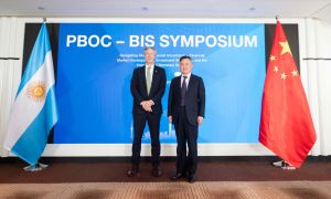 El presidente del BCRA, Santiago Bausili, y Pan Gongsheng, presidente del PBOC
