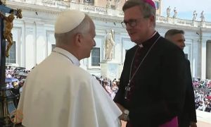 Monseñor García Cuerva, saludando al papa León XIV en el Vaticano.