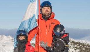 Germán Martitegui junto a sus dos hijos en Cerro Castor