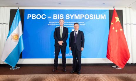 El presidente del BCRA, Santiago Bausili, y Pan Gongsheng, presidente del PBOC