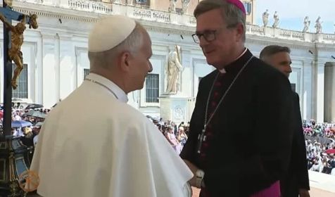 Monseñor García Cuerva, saludando al papa León XIV en el Vaticano.