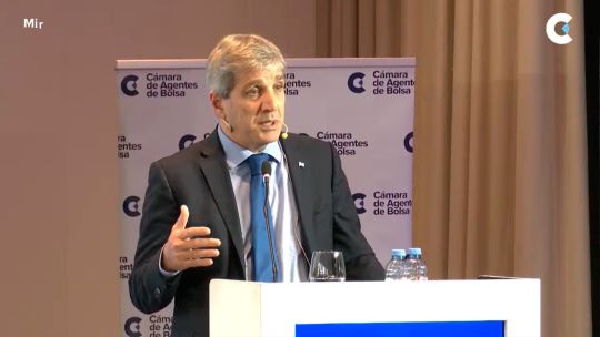 Caputo apuntó contra Kicillof por la reforma del Banco Central: "Si sale esta ley, no te presentes en 2027"