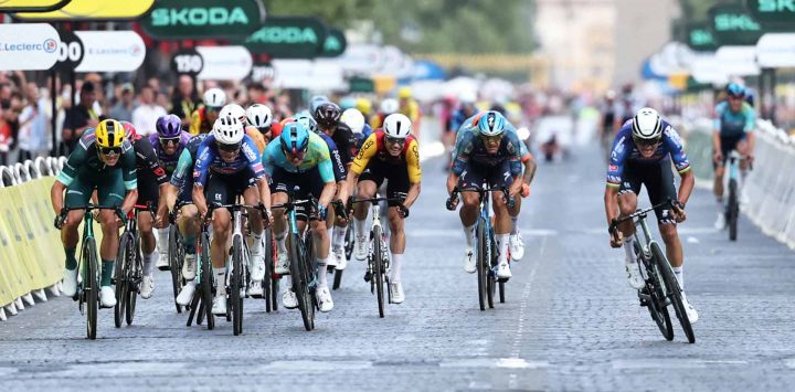 El ciclista neerlandés Mathieu van der Poel (derecha), del equipo Premier Tech, llega a la meta en la 21.ª etapa de la 113.ª edición del Tour de Francia, una carrera ciclista de 130 km entre Thoiry y París, en el norte de Francia.