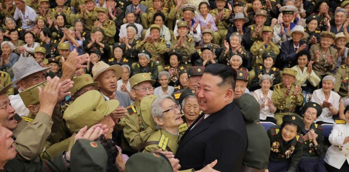 Esta fotografía, tomada y difundida por la Agencia Central de Noticias de Corea del Norte (KCNA) a través de KNS, muestra al líder norcoreano Kim Jong Un siendo recibido por veteranos de la Guerra de Corea y personas reconocidas por sus servicios meritorios durante la guerra, mientras asiste a las celebraciones del 73.º aniversario del armisticio de la Guerra de Corea en Pyongyang.