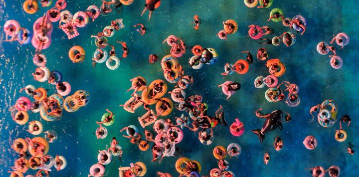 Esta fotografía aérea muestra a personas refrescándose en un parque acuático en medio del calor en Nanjing, en la provincia de Jiangsu, al este de China.
