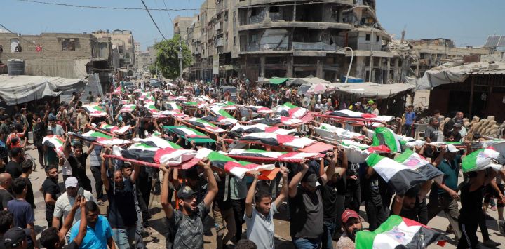 Imagen de palestinos asistiendo al funeral masivo de 112 víctimas, en la Ciudad de Gaza. El funeral se produjo después de que los restos de las víctimas fueron recuperados recientemente debajo de los escombros de las viviendas destruidas en un ataque aéreo israelí en noviembre de 2023.